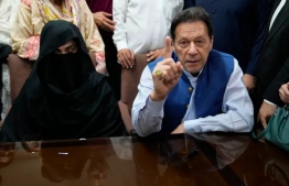 އިމްރާން ޚާން އަދި ބުޝްރާ ބީބީ ޕާކިސްތާނުގެ ލާހޯރުގެ ހައި ކޯޓުގައި މީޑިއާއާ ވާހަކަ ދައްކަވަނީ. -- ފޮޓޯ: އޭޕީ