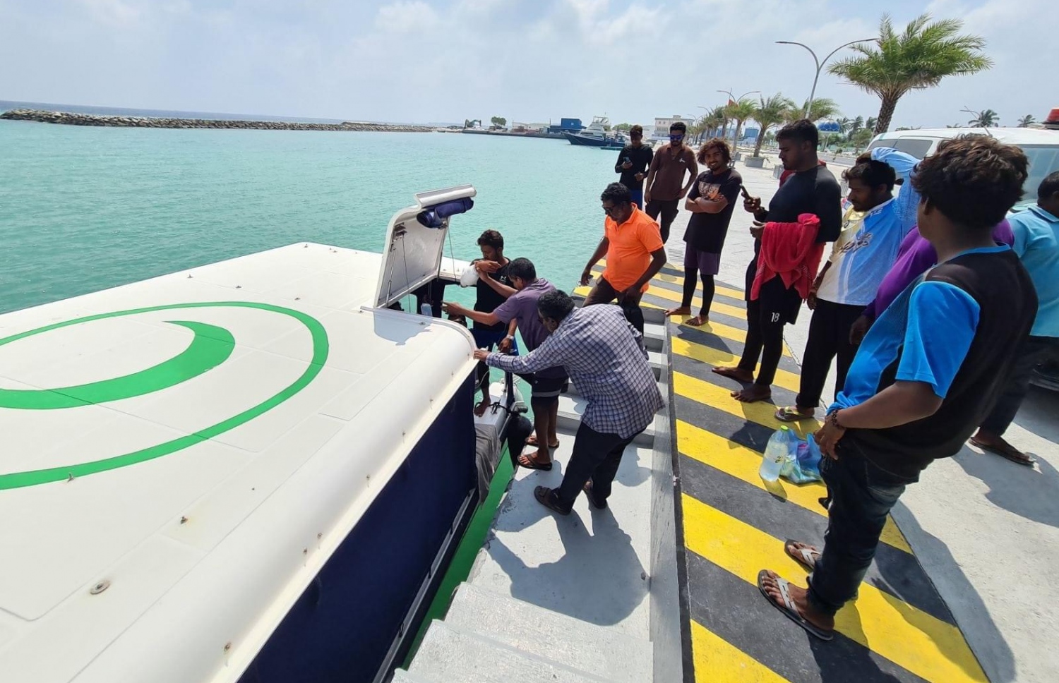 މިޔަރު ހަމަލާގައި އަނިޔާވި މީހާ ކުޅުދުއްފުށި ހޮސްޕިޓަލަށް ގެންދިއުމަށް ސީއެމްބިއުލެންސް އަށް އަރުވަނީ.-- ފޮޓޯ: އިހަވަންދޫ މަސްވެރިން އެފްބީ ޕޭޖް