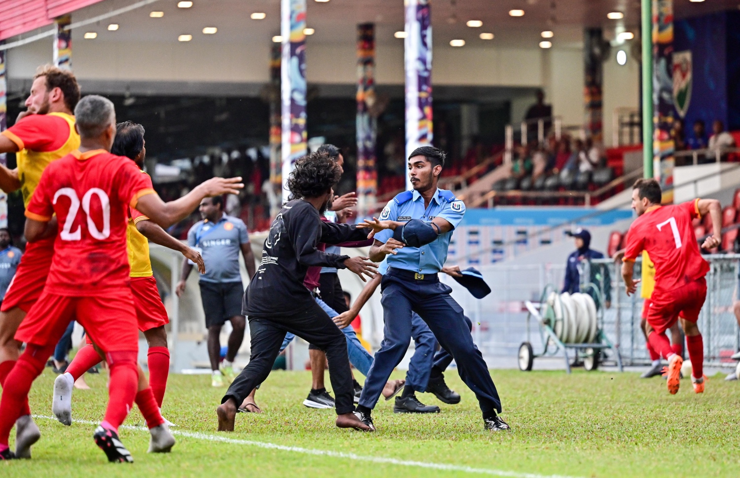 މެޗެއްގެ ތެރެއިން ގަލޮޅު ދަނޑުގައި ހިނގި ހަމަނުޖެހުން ހުއްޓުވަން ފުލުހުން މަސައްކަތްކުރަނީ: ފުލުހުން އަންނަނީ އެ މައްސަލަ ތަހުގީގުކުރަމުން.-- ފޮޓޯ: މިހާރު