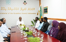 President Muizzu meets with Guraidhoo Council members during his tour to Thaa atoll. -- President's Office