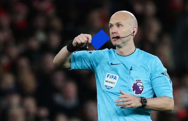 އިނގިރޭސި އެފްއޭ ކަޕުގައި ނޫ ކާޑް ދައްކަން ފަށަނީ