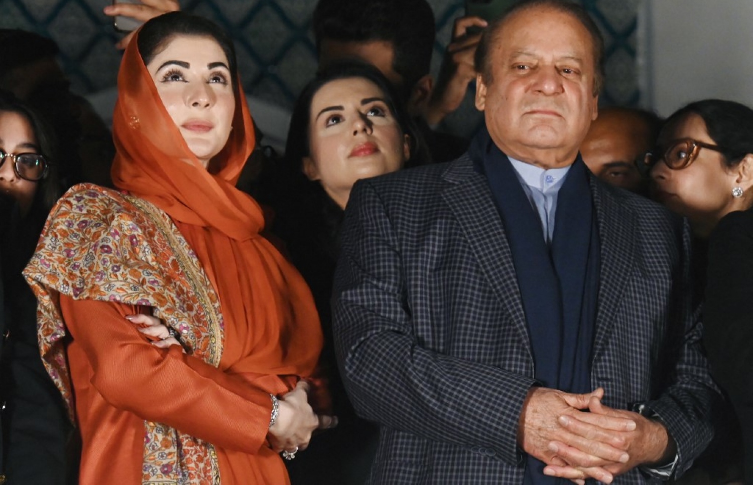 ޕާކިސްތާނުގެ ކުރީގެ ބޮޑުވަޒީރު ނަވާޒް ޝަރީފް (ކ) ހުކުރު ދުވަހުގެ ރޭ ޕާޓީ އޮފީހުގައި. -- ފޮޓޯ: އޭއެފްޕީ