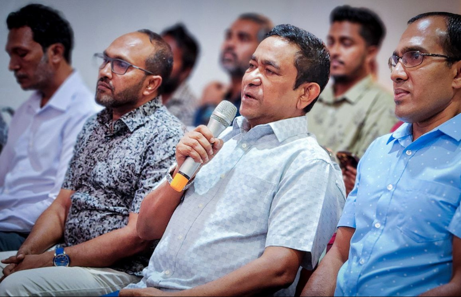 ޕީއެންއެފްގެ ޖަލްސާއެއްގައި ޔާމީން ވާހަކަ ދައްކަވަނީ.