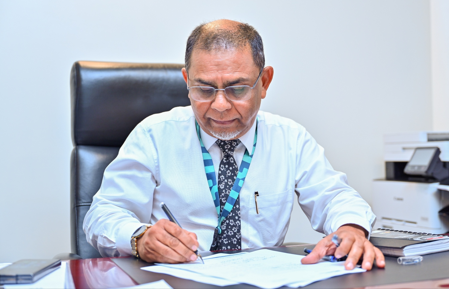 ވަޖީހު ބައެއް ލިޔެކިޔުންތަކުގައި ސޮއި ކުރަނީ -- ފޮޓޯ: ފަޔާޒް މޫސާ / މިހާރު