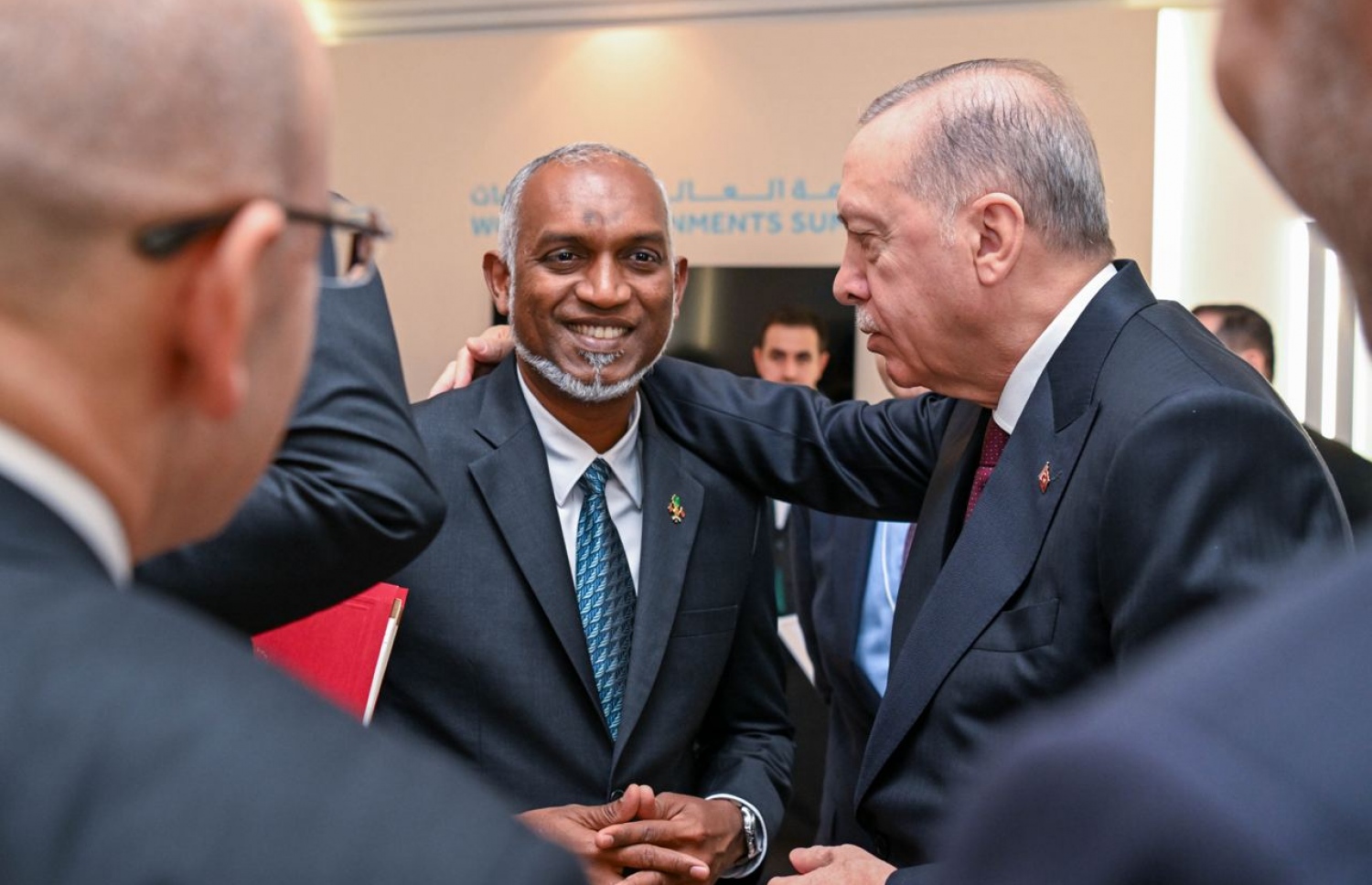 ވޯލްޑް ގަވަމަންޓްސް ފޯރަމްގެ ހަވާސާގައި ރައީސް މުއިއްޒާއި ތުރުކީގެ ރައީސް ރަޖަބު ތޮއްޔިބު އުރުދުގާންއާ ވަރަށް އެކުވެރި މާހައުލެއްގައި މިއަދު ވާހަކަފުޅު ދައްކާލައްވަނީ.---ފޮޓޯ: ރައީސް އޮފީސް