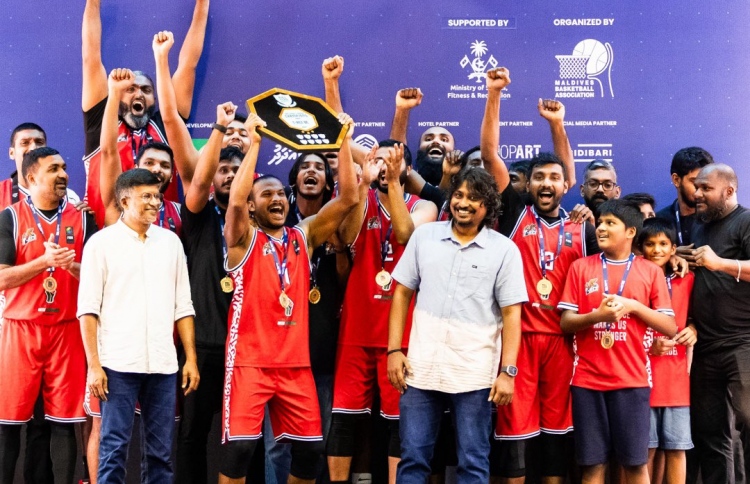 ކިންގްސްގެ ރަސްކަން ނިންމުމަކަށްގެނެސް ޓީރެކްސްއަށް ތާޖު