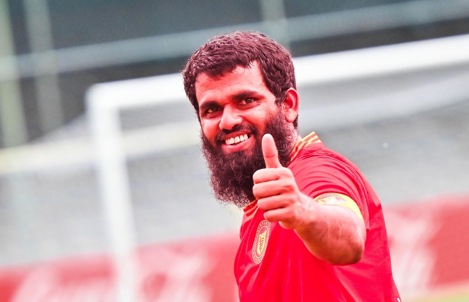 ވިކްޓަރީގެ ކެޕްޓަން އަކޫ އިއްޔެގެ މެޗުގައި، އޭނާ ވަނީ އިދިކޮޅުން ކުޅުނު މަސްއޮޑި ޓީމުގެ ސަޕޯޓަރުން ދެއްކި ނަމޫނާ އަށް ތައުރީފް ކޮށްފަ.-- ފޮޓޯ: ނިޝާން އަލީ/ މިހާރު