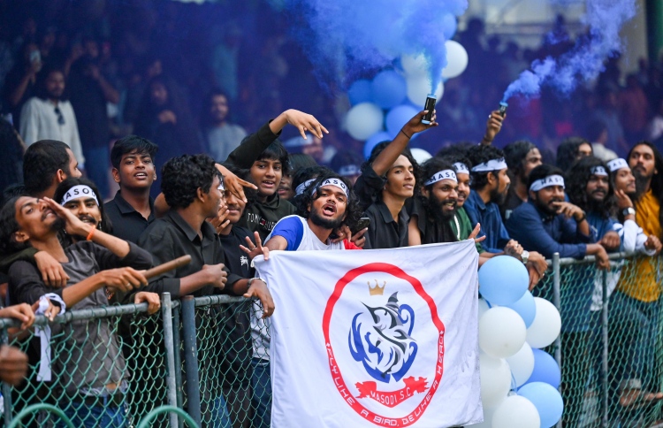 މަސްއޮޑި ސަޕޯޓަރުން ދެއްކީ ފުޓްބޯޅައިގެ ނަމޫނާ: އަކޫ