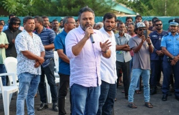 Minister of Fisheries and Ocean Resources Ahmed Shiyam speaking to the fishermen protesting at Kooddoo on Monday