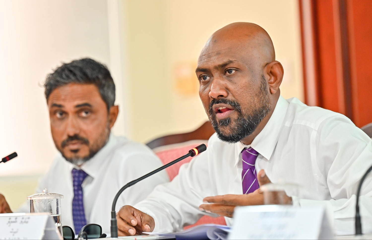 އޭސީސީގެ ރައީސް އާދަމް ޝާމިލް މަޖިލިސް ކޮމެޓީގައި ވާހަކަދައްކަވަނީ.-- ފޮޓޯ: ފަޔާޒް މުސާ | މިހާރު