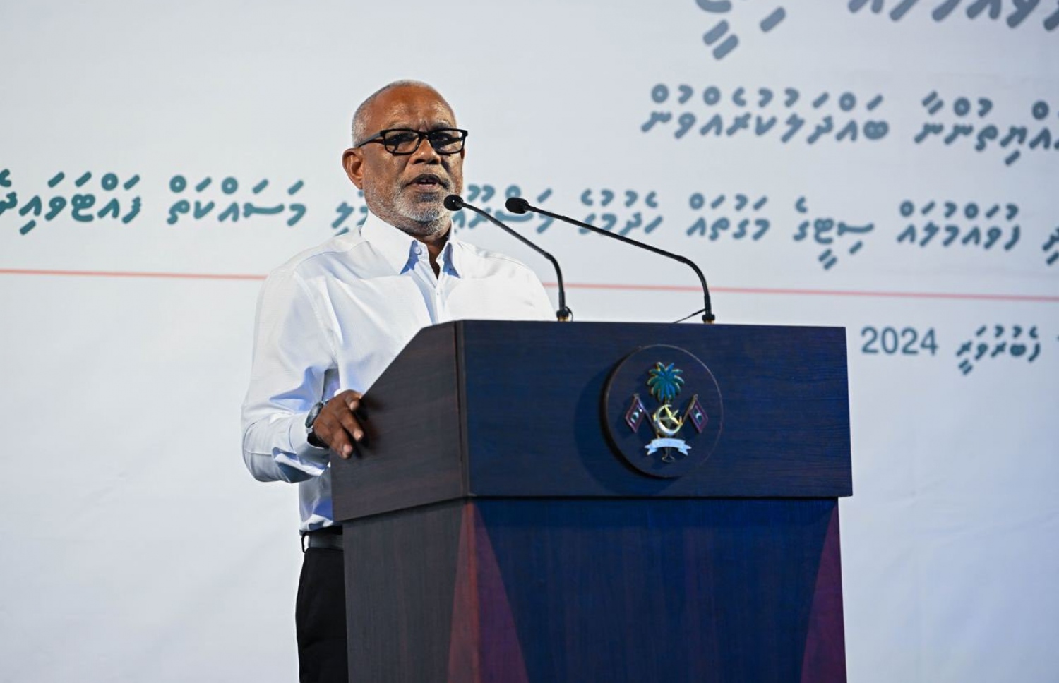 ރައީސް ޑރ. މުއިއްޒު ދެކުނުގެ ހަތަރު އަތޮޅަކަށް ކުރައްވާ ދަތުރުފުޅުގެ ތެރެއިން، ފުވައްމުލަކުގައި މިރޭ ބޭއްވި ޖަލްސާގައި އެ މަނިކުފާނުގެ ސްޕެޝަލް އެޑްވައިޒަރު އަބްދުއްރަހީމް ވާހަކަ ދައްކަވަނީ.-- ފޮޓޯ: ރައީސް އޮފީސް