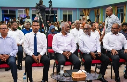 The President speaks with his Special Advisor during the meeting with Fuvahmulah residents last night.
