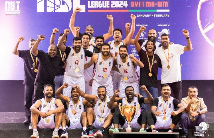 ގައުމީ މުބާރާތް ވެސް ޓީރެކްސް އާއި ކުއީންސް އަށް