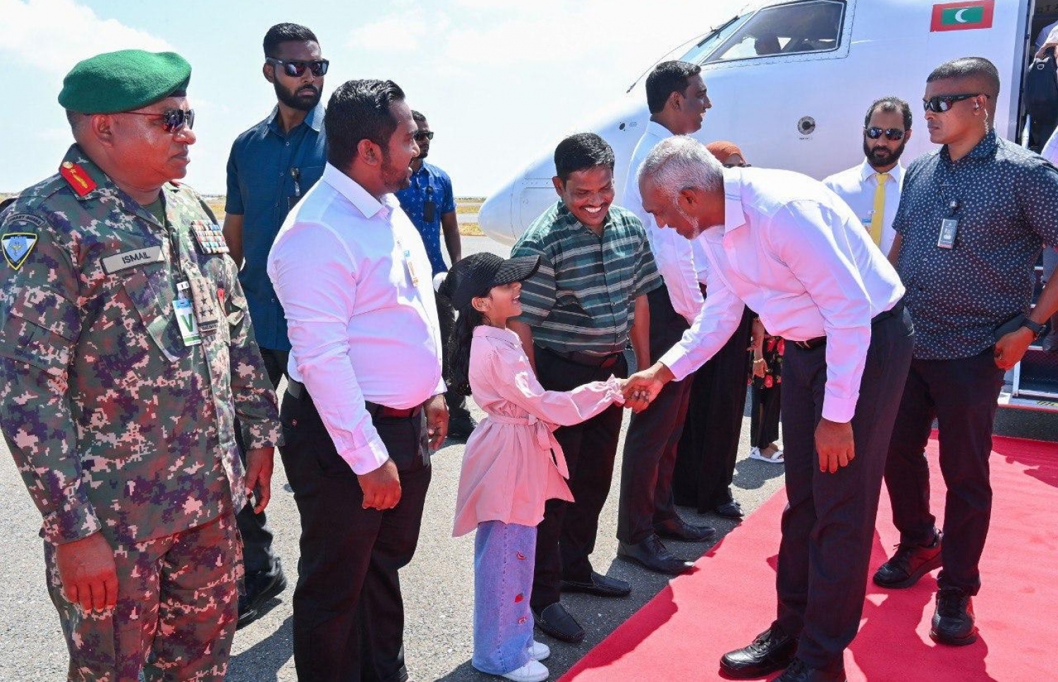 ހއ. ހޯރަފުށިން ރައީސް ޑރ. މުހައްމަދު މުއިއްޒު އަށް މަރުހަބާ ކިޔުން.-- ފޮޓޯ: ރައީސް އޮފީސް