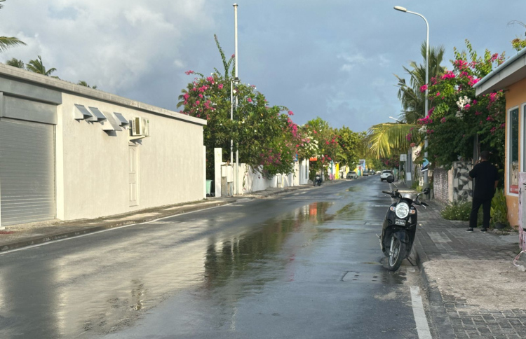 ޓީޗަރަކު ދަރިވަރެއްގެ ބޮލުގައި ޖެހި މައްސަލައެއް ބަލަނީ