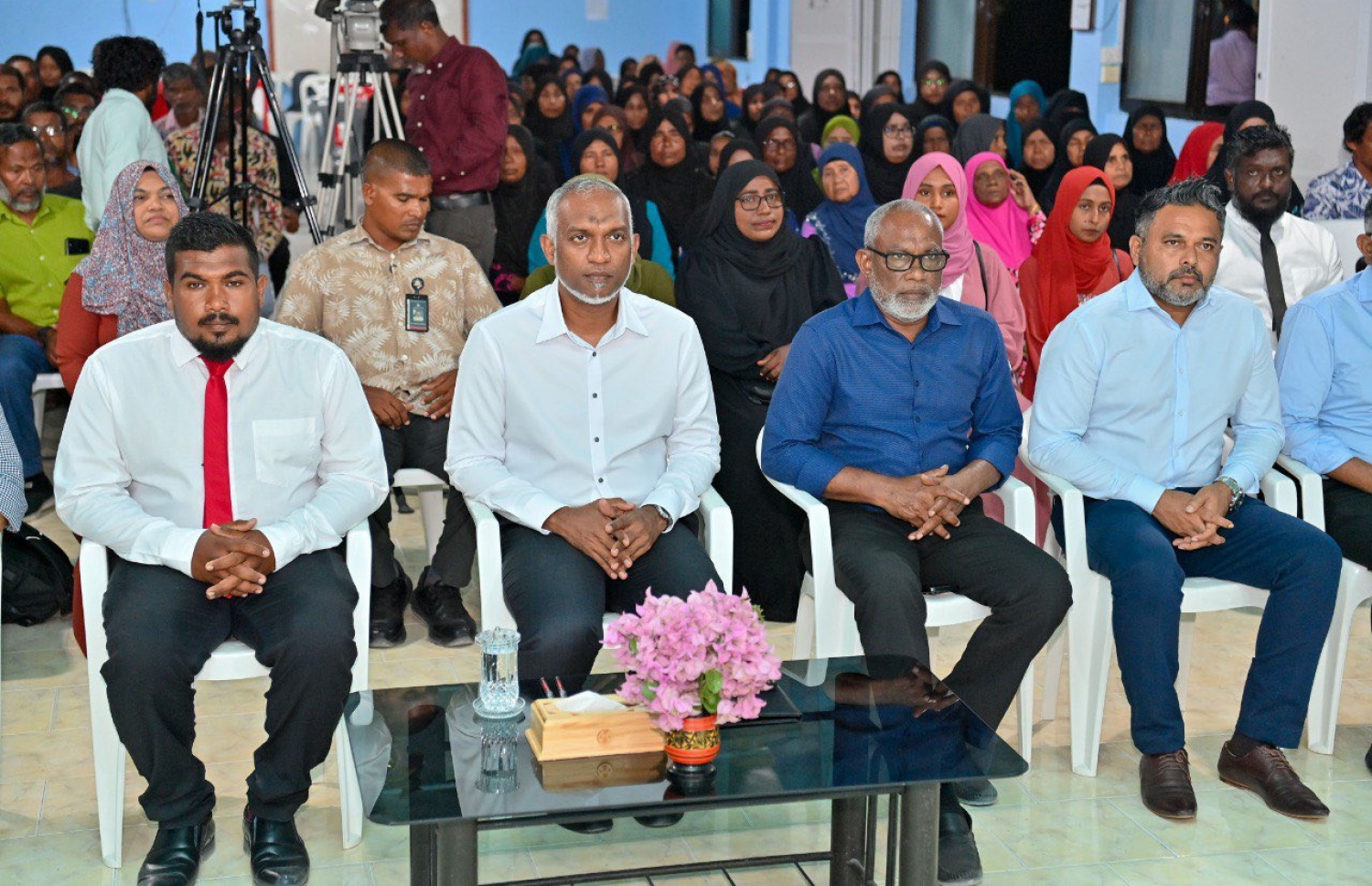 ހދ. ނޮޅިވަރަމްފަރުގައި ރައީސް ޑރ. މުހައްމަދު މުއިއްޒު ރައްޔިތުންނާ ބައްދަލުކުރެއްވުން.