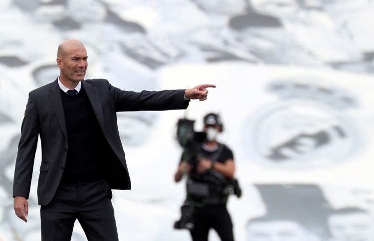 ޒިދާން އަލުން ކޯޗުކަމަށް އެނބުރި އަންނަނީ