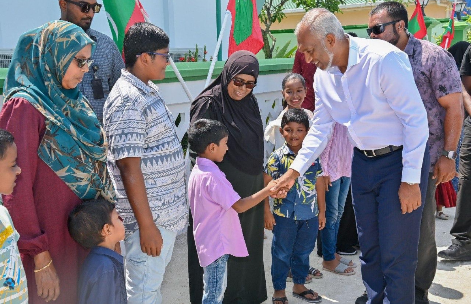 ރައީސް ޑރ. މުހައްމަދު މުއިއްޒަށް ށ. ކޮމަންޑޫން މަރުހަބާ ކިޔުން.-- ފޮޓޯ: ރައީސް އޮފީސް