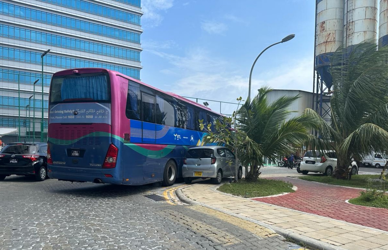 ކާރެއް ޕާކުކޮށްފައި އޮތް ގޮތުން އެމްޓީސީސީގެ ބަހަށް ދަތުރުނުކުރެވިފައި.--