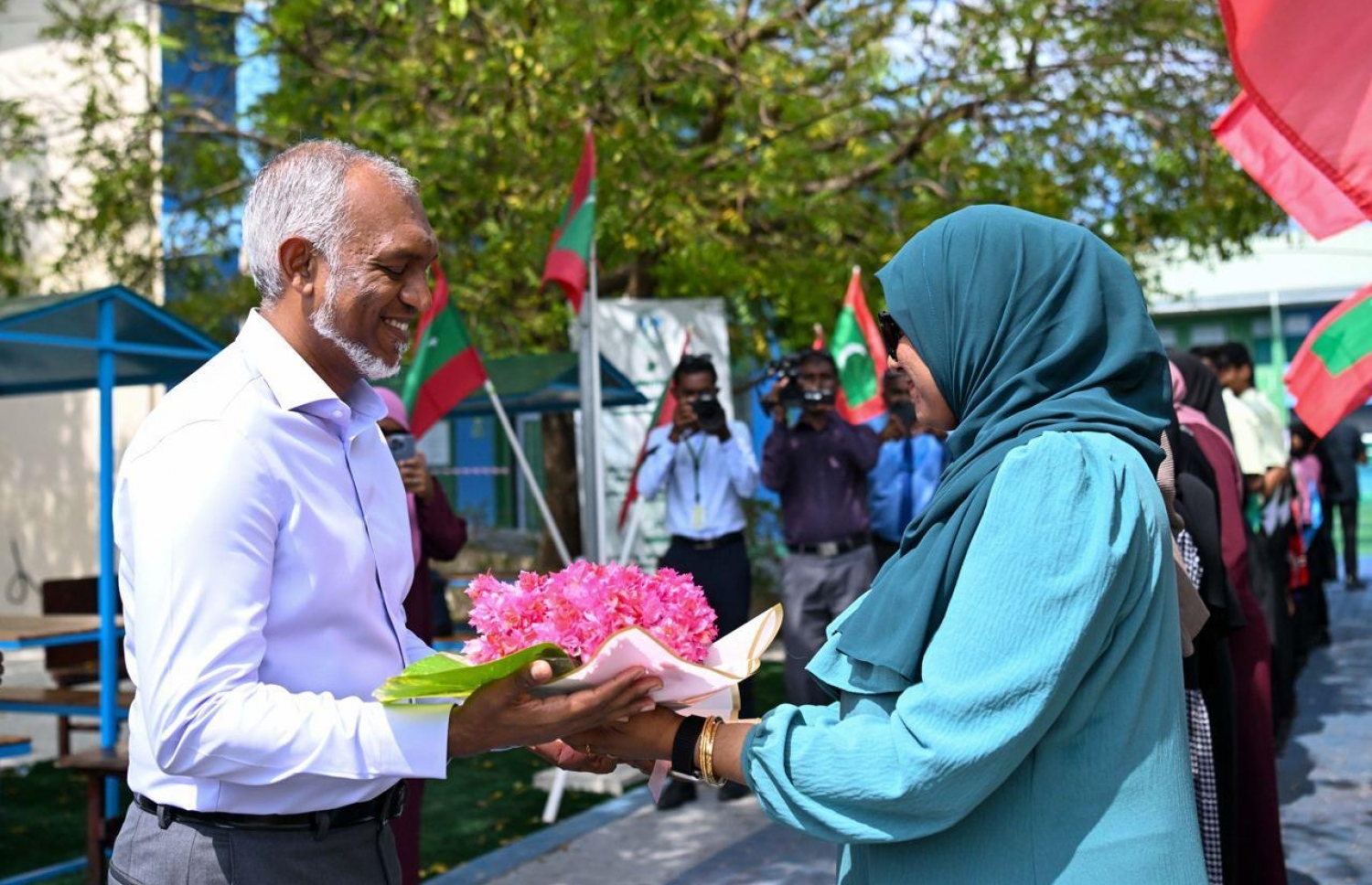 ރައީސް ދުވާފަރަށް ވަޑައިގެންނެވުމުން މަރުހަބާ ކިޔަނީ: އިންތިހާބު އޮންނަ ދުވަަހަކީ ރަސްމީ ބަންދު ދުވަހެއްގެ ގޮތުގައި ހަމަޖައްސަވާނެ ކަމަށް ވިދާޅުވި.