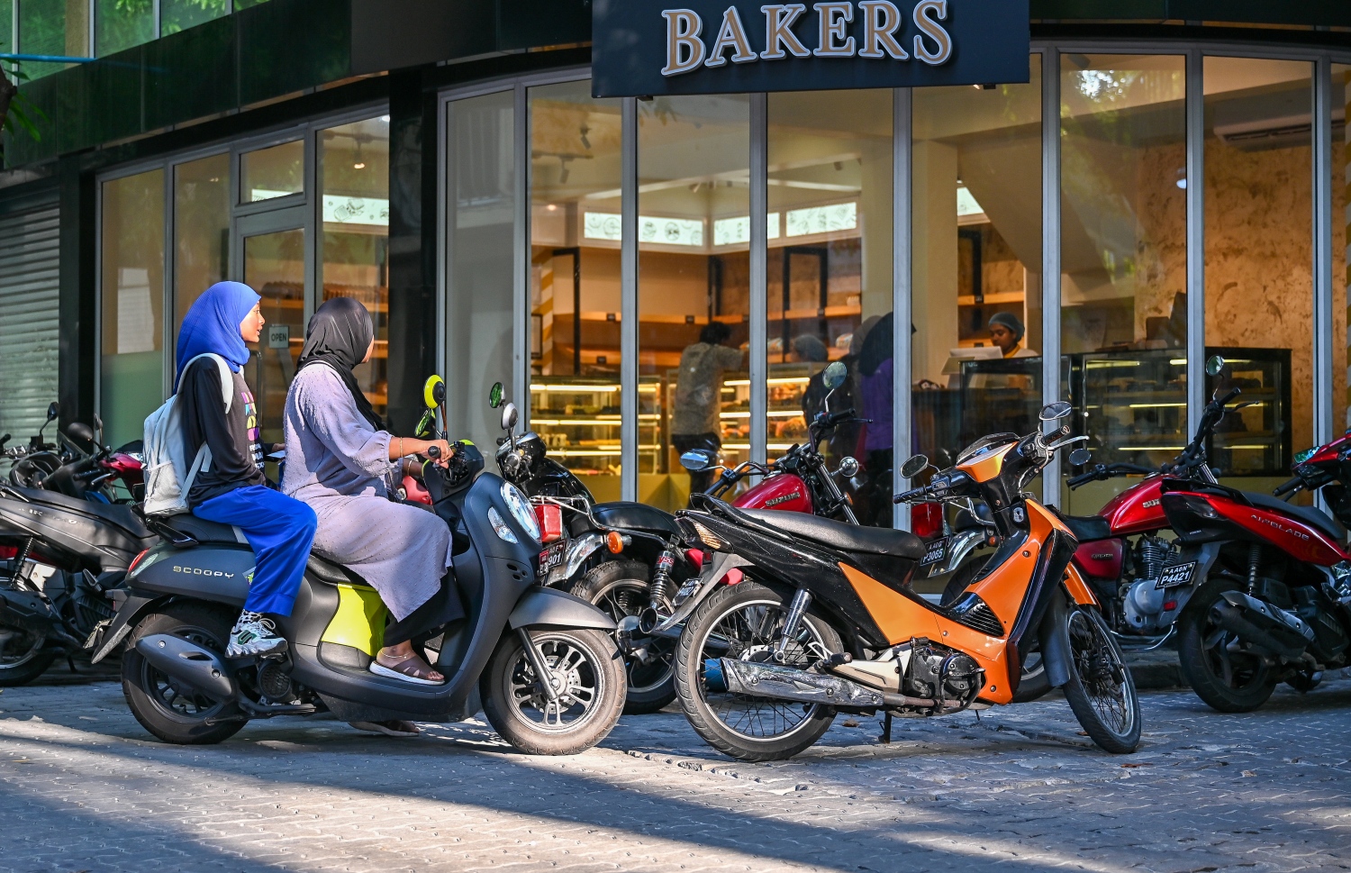 ވިޔަފާރިކުރަން ވަންނަމުން މަގުމަތީގައި ޕާކުކޮށްފައި.-- ފޮޓޯ؛ ފަޔާޒު މޫސާ/ މިހާރު