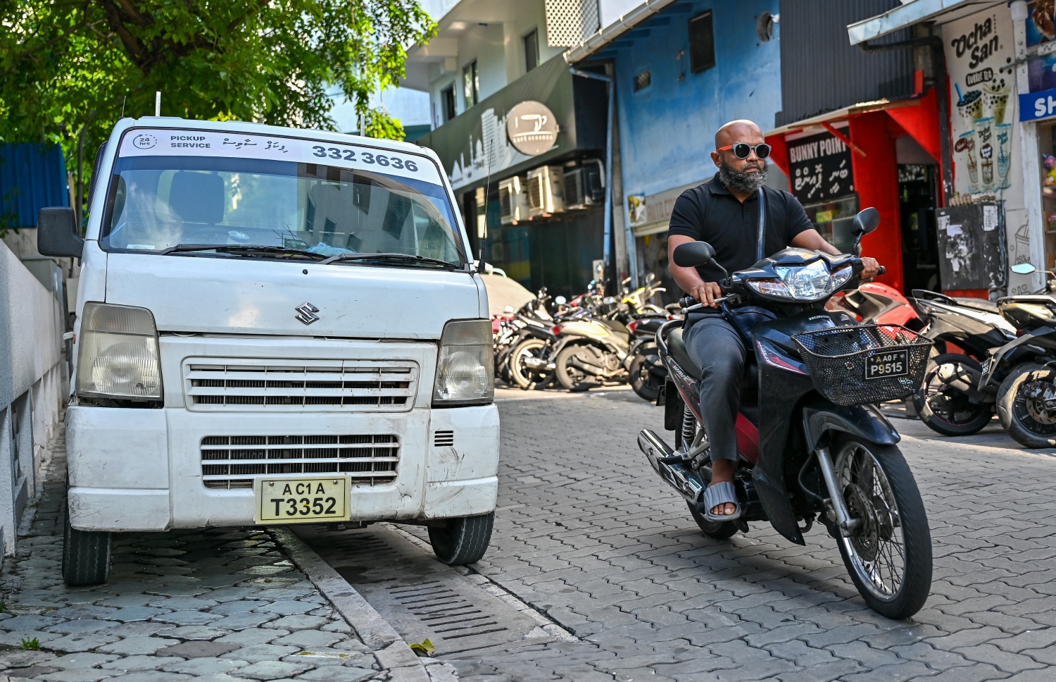 ޕޭވްމަންޓު މައްޗަށް ޕިކަޕެއް އަރުވާފައި: އޭގެ ސަބަބުން ހިނގާ މީހުން ޖެހެނީ ކާރޫބާރުބޮޑު ވަގުތުގައި ވެސް މަގުމަތިން ހިނގަން-- ފޮޓޯ: ފަޔާޒު މޫސާ | މިހާރު