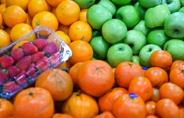 Orange prices fall in local market and green apple prices rise.