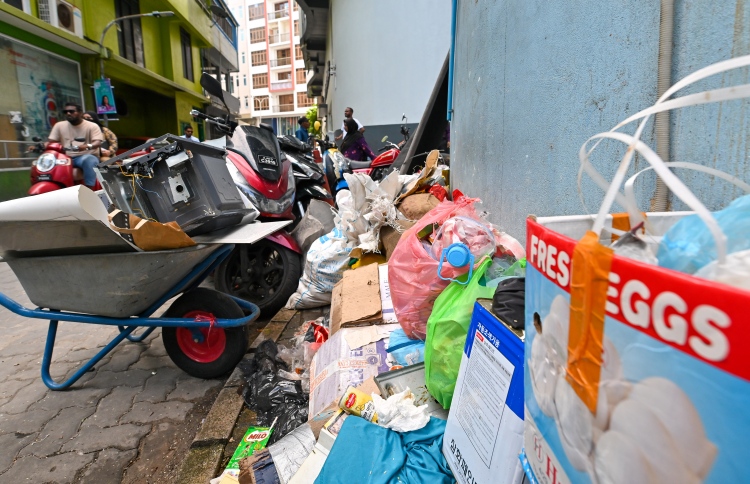 މަގުތަކަށް ކުނިއަޅާ މީހުންގެ ފޮޓޯ ފޮނުވަން ހޮޓްލައިނެއް