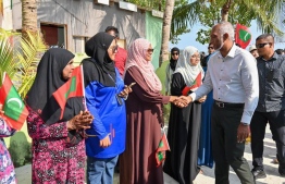 The residential community of V. Keyodhoo receiving President Dr Mohamed Muizzu upon his arrival