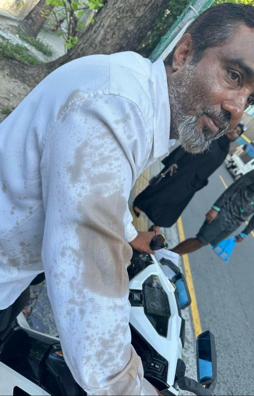 އެމްޑީޕީގެ ޓިކެޓުގައި ފަރެސްމާތޮޑާ ދާއިރާއަށް ވާދަކުރައްވާ އަހުމަދު ޒައީމު ގަޔަށް ކަޅުތެޔޮ ޖަހާފައި-- ފޮޓޯ: އެމްޑީޕީ