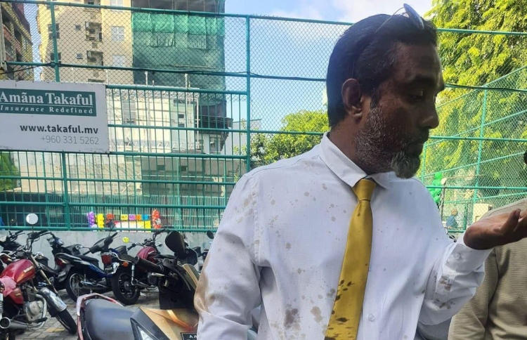 އެމްޑީޕީގެ ކެންޑިޑޭޓެއްގެ ގަޔަށް ކަޅުތެޔޮ ޖަހައިފި