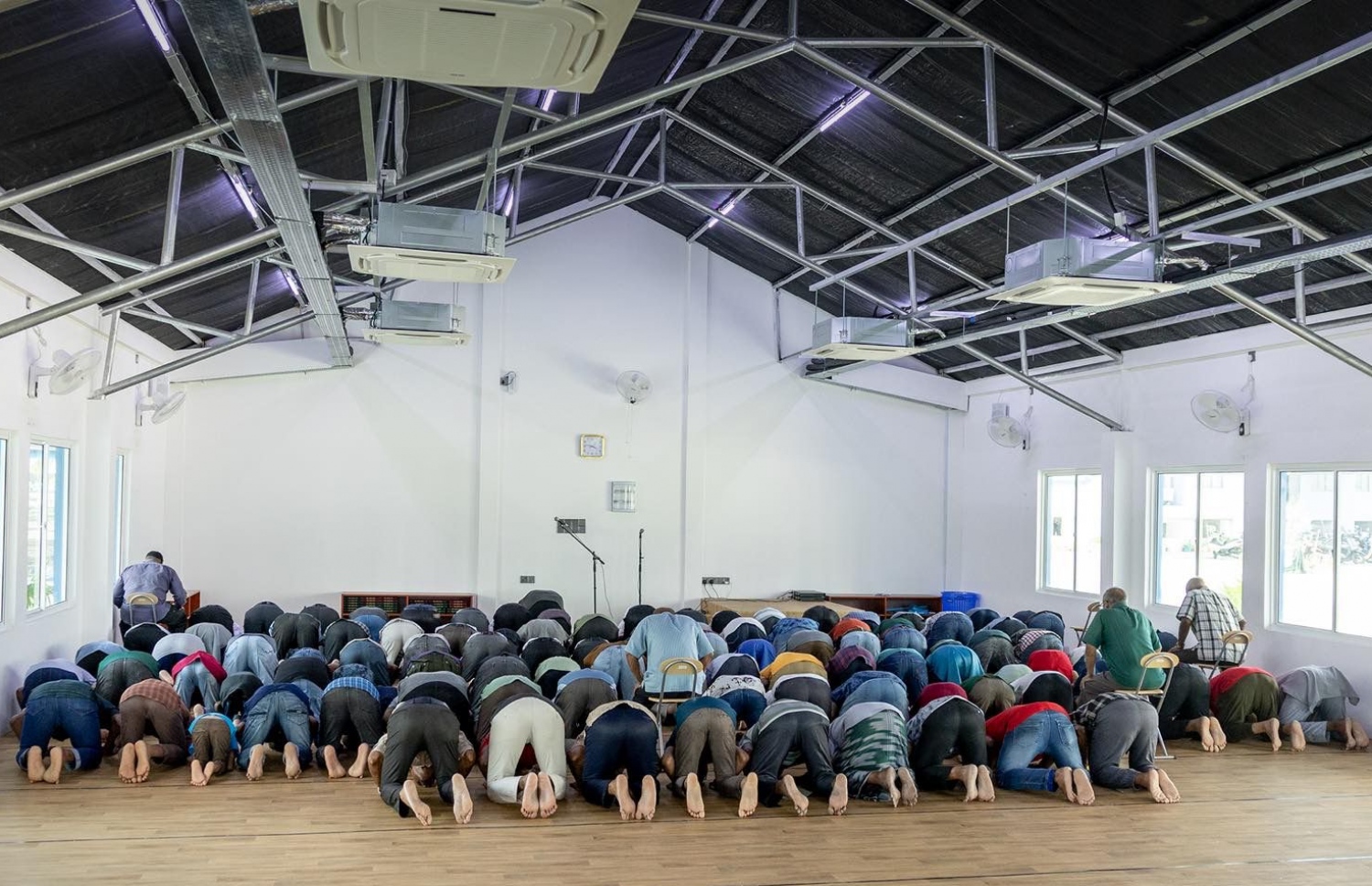 އެޗްޑީސީއިން ހުޅުމާލެ ފޭސް2ގައި އަޅާފައިވާ ވަގުތީ މިސްކިތުގައި ބަޔަކު ނަމާދު ކުރަނީ.-- ފޮޓޯ: އެޗްޑީސީ