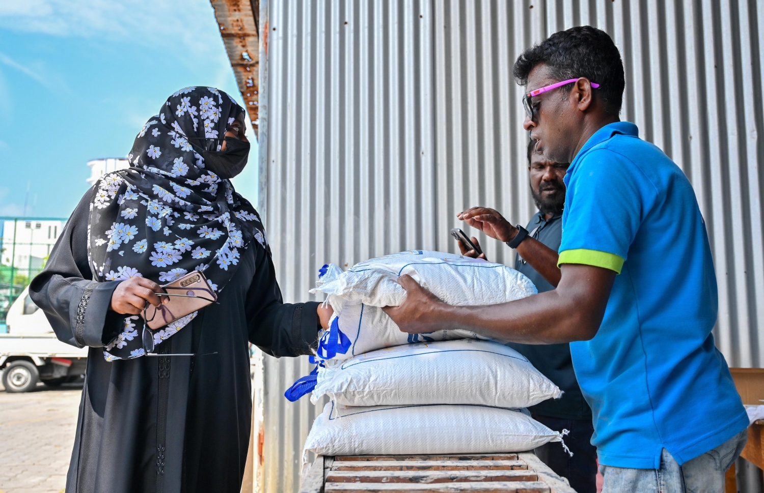 މާލޭ ސިޓީގެ ކޮންމެ ގޭބިސީއަކަށް ކާޑުގެ ބާވަތްތައް ބެހުމުގެ މަސައްކަތް މިއަދު ވަނީ ފަށާފައި - ފޮޓޯ: ފަޔާޒު މޫސާ / މިހާރު