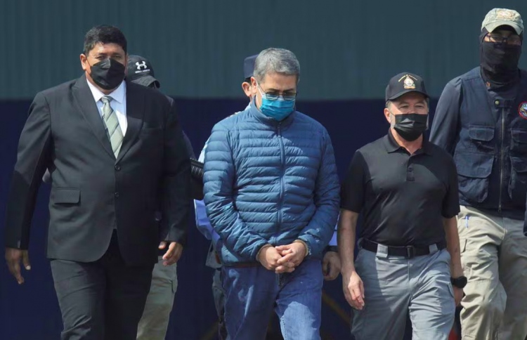 ހޮންޑިއުރަސްގެ ކުރީގެ ރައީސަށް ޓްރަމްޕު މާފު ދީފި