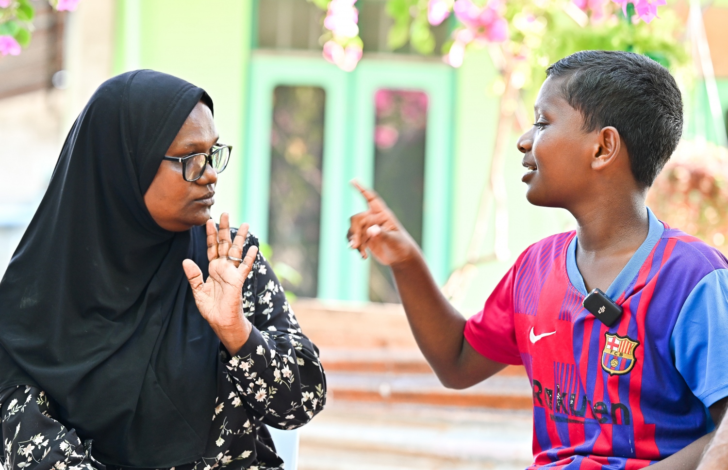 ނާޒިމާގެ ދޮށީ ދަރިފުޅު ނާއިމް، އެ ކުއްޖާގެ މަންމައާ ވާހަކަދައްކަނީ.-- ފޮޓޯ: ފަޔާޒު މޫސާ/ މިހާރު