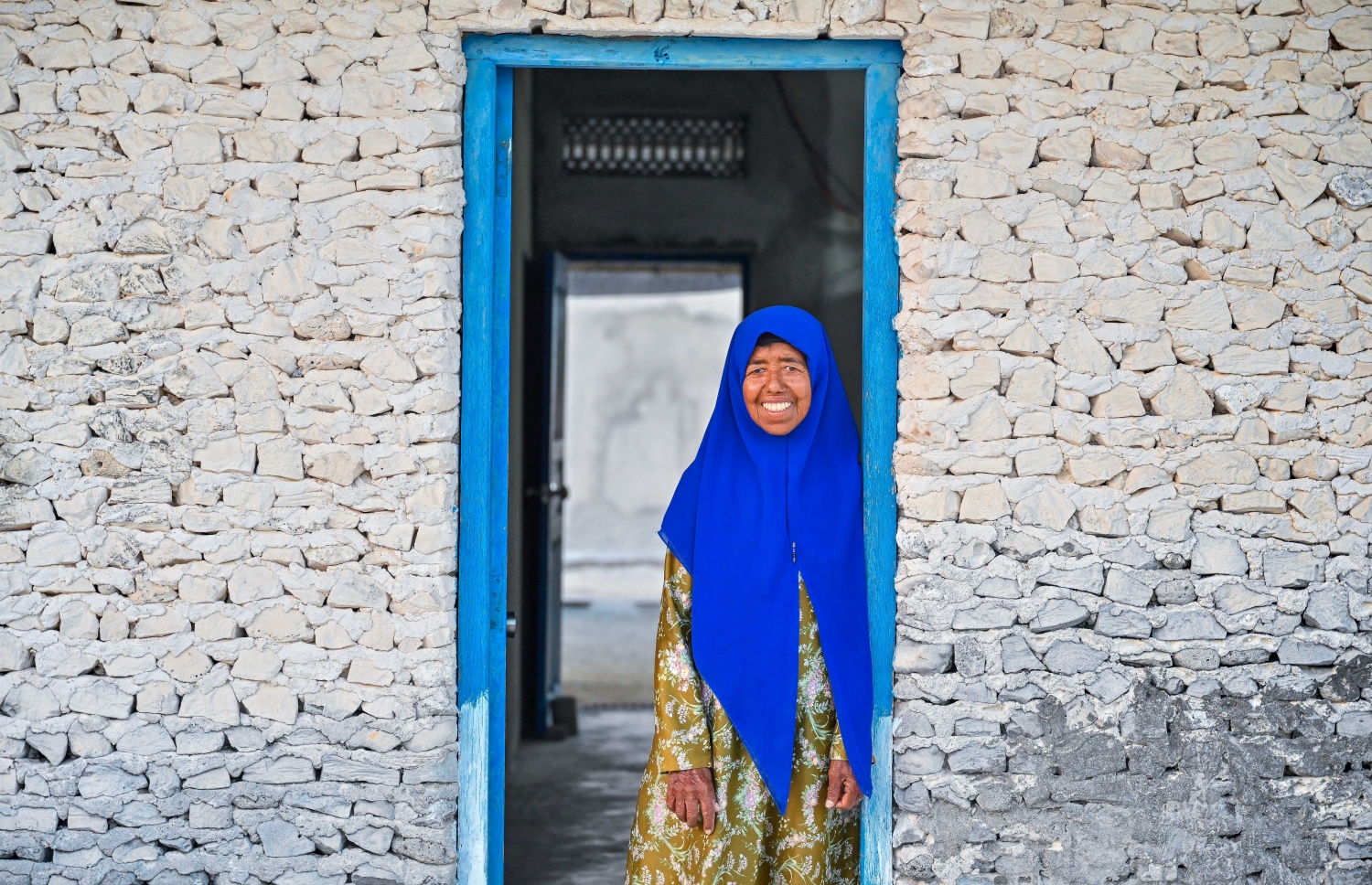 އައިމިނަތު ގޭގެ ދޮރުކަނީގައި ލެނގިލައިގެން: އަމިއްލަ ހަރަދުގައި މިހާރު ދެ ފަހަރަށް އުމްރާއަށް ހިނގައްޖެ. އޭނާއާ އެކު ދިޔަ މީހާގެ ހަރަދު ވެސް ދިނީ އައިމިނަތު އިބްރާހީމް. އޭނާ އަދިވެސް އުއްމީދުކުރަނީ އަޅުކަމަކަށް މައްކާއަށް ދިއުމަށް.