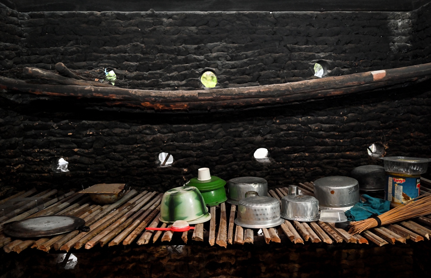 ބަދިގެ ތެރޭގައި ތެލިތައް ތަރުތީބުން އަތުރާލައިފައި: އޭނާގެ ގޭތެރެއިން ފެންނަނީ ތަރުތީބުކަމާއި ސާފުތާހިރުކަން. އެ އުމުރުގައި ވެސް އޭނާ ހަރަކާތްތެރިވެފައި މުރާލި. ގޭގައި ހުންނަ ބަނބުކެޔޮ ގަސް ވެސް އަގުދީގެން ކޮށައި, ހުރިހާ ކުންޏެއް ނަގައި ސާފުކުރަނީ އަމިއްލައަށް.