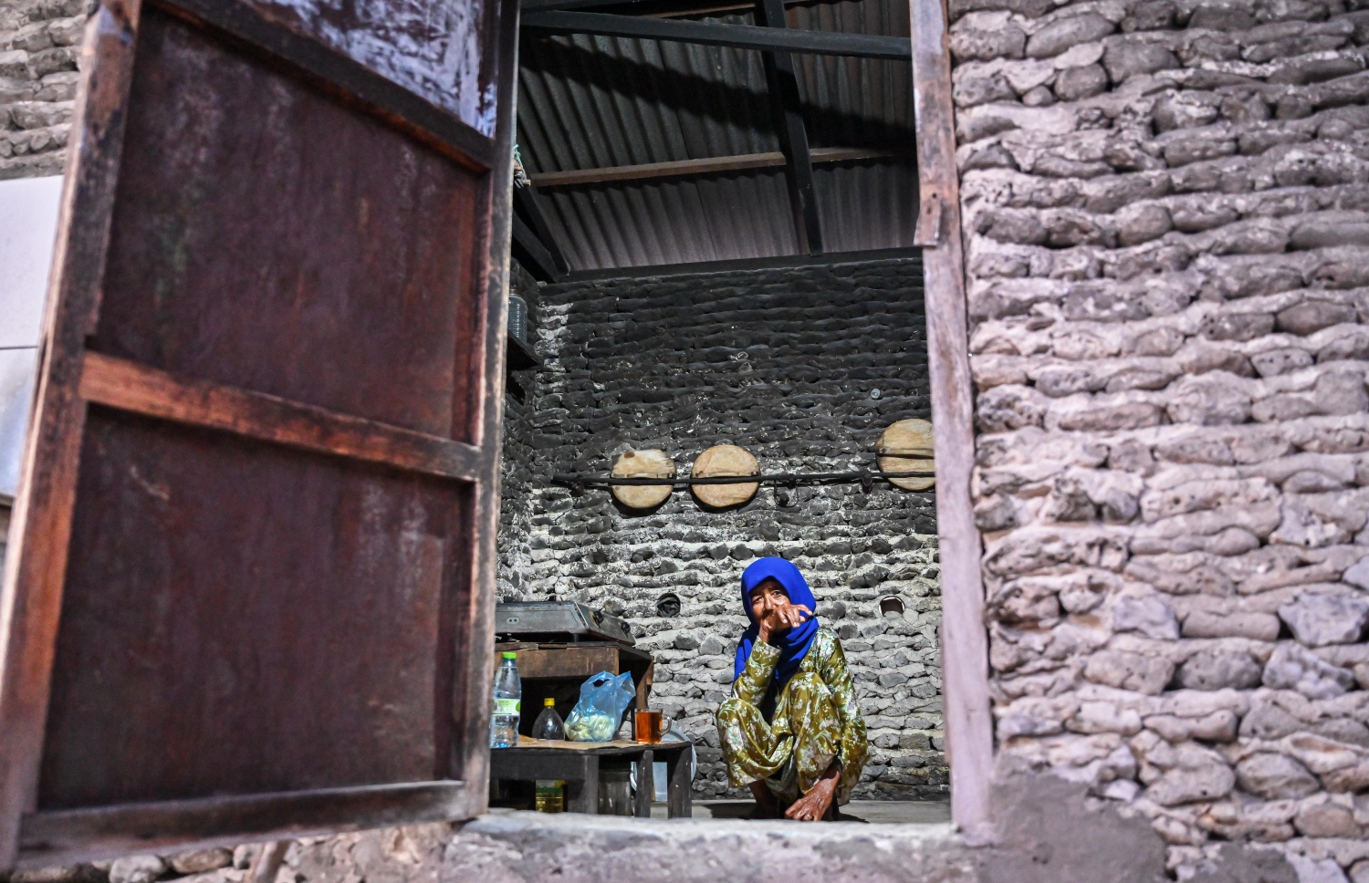 ގެއާ ވަކިން އިމާރާތްކޮށްފައިވާ ބަދިގޭގައި އައިމިނަތު ރޯދަ ވީއްލަނީ: ކޮންމެ ހޯމަ, ބުރާސްފަތީގައި ރޯދަ ހިފާއިރު އޭނާ ކައްކަނީ އަމިއްލައަށް. ގޭގައި އިތުރު އެއްވެސް މީހަކު ދިރިއެއްނޫޅޭ.