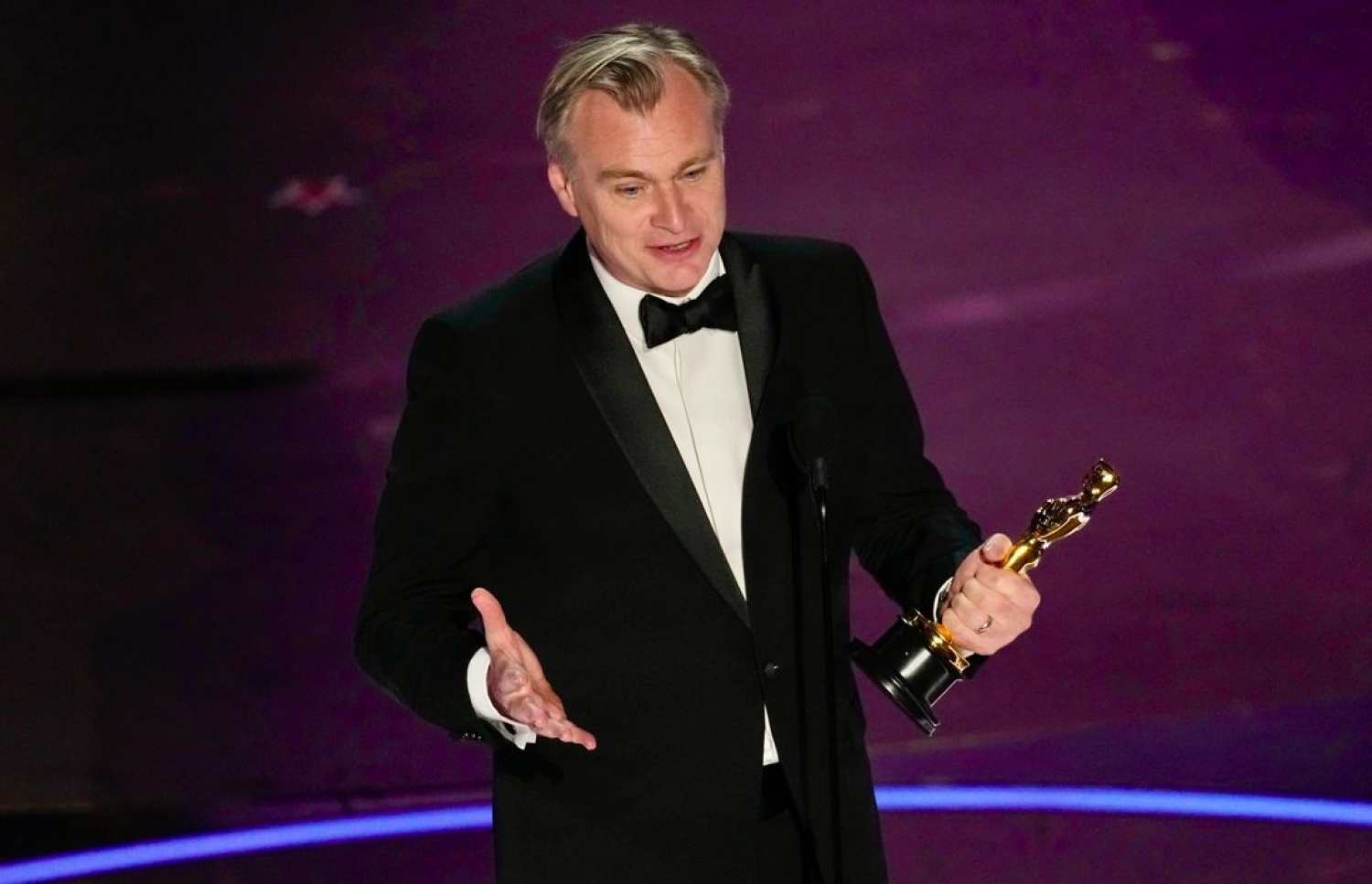 މި އަހަރުގެ އޮސްކާގެ އެންމެ މޮޅު ޑައިރެކްޓަރުގެ އެވޯޑާ ހަވާލުވުމަށް "އޮޕެންހައިމާ"ގެ ޑައިރެކްޓަރު ކްރިސްޓޮފާ ނޯލަން ޝުކުރު އަދާކުރަނީ.