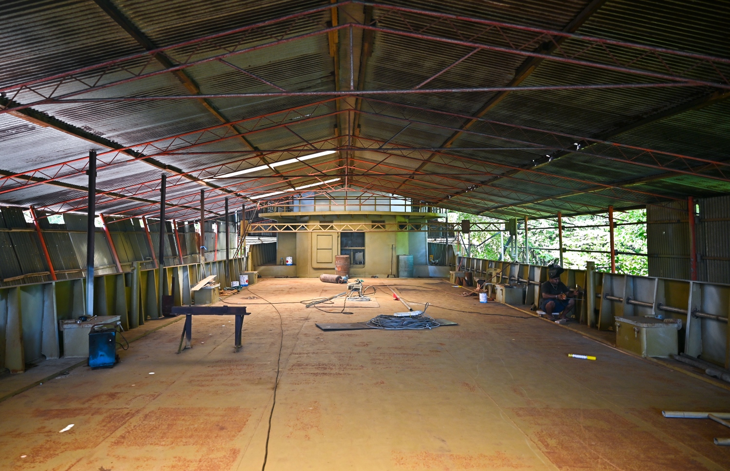 އަމިއްލައަށް ބޯޓު ބަންނަ ތ. ވޭމަންޑޫ އަހްމަދު ނައީމް (ނައީމްބެ) މިހާރު ބަންނަމުން އަންނަ ބޯޓުގެ އެތެރޭގައި ހުންނައިރު އެ ފެންނަ ގޮތް: މި ބޯޓުގެ މަސައްކަތް އެއްކޮށް ނިންމައި ރޯދައިގެ ފަހުން ބާލަން އަންނަނީ ތައްޔާރުވަމުން. -- ފޮޓޯ: ފަޔާޒް މޫސާ/މިހާރު