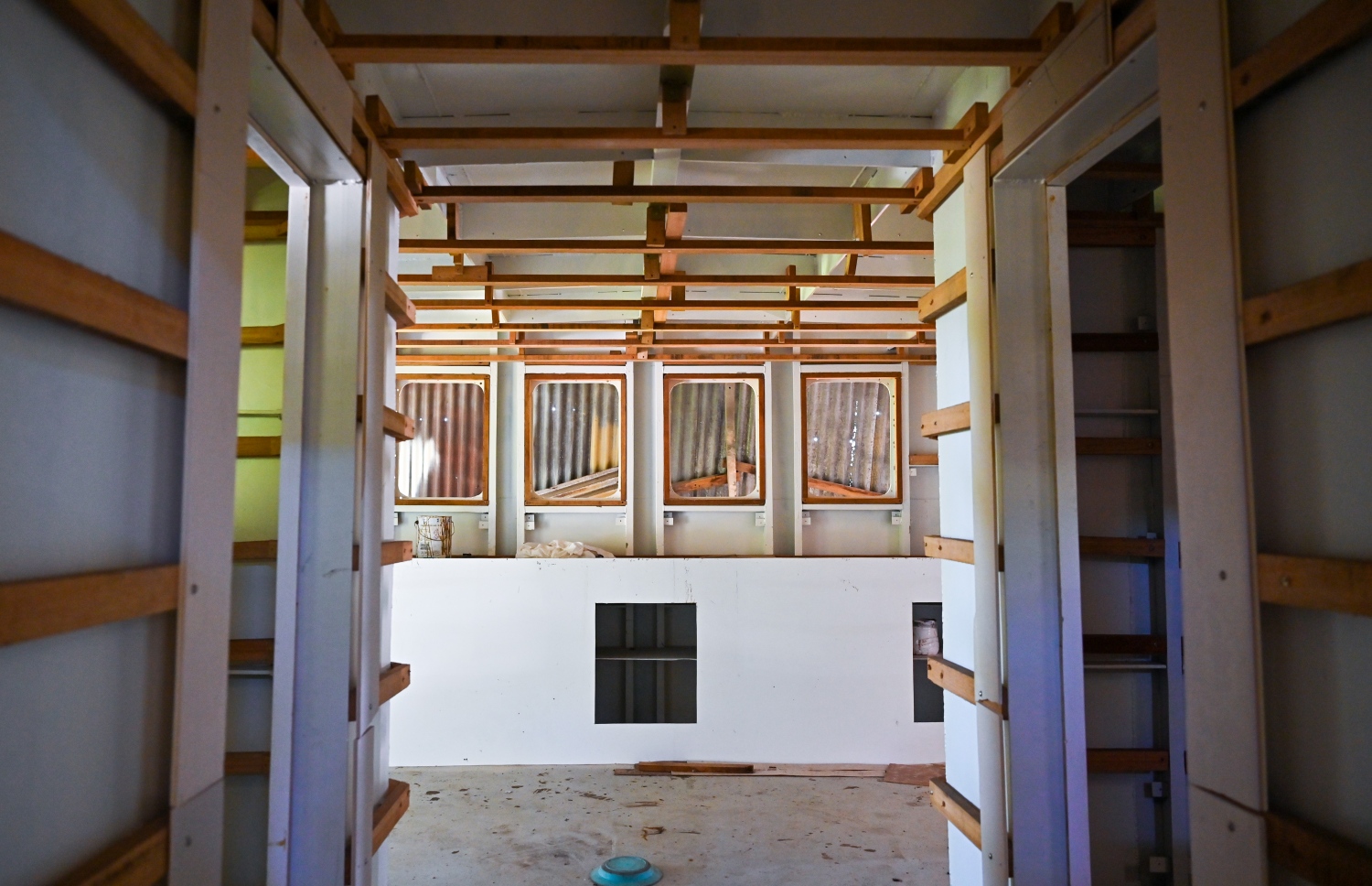 އަމިއްލައަށް ބޯޓު ބަންނަ ތ. ވޭމަންޑޫ އަހްމަދު ނައީމް (ނައީމްބެ) މިހާރު ބަންނަމުން އަންނަ ބޯޓުގެ އެތެރޭގައި ހުންނައިރު އެ ފެންނަ ގޮތް: މި ބޯޓުގެ މަސައްކަތް އެއްކޮށް ނިންމައި ރޯދައިގެ ފަހުން ބާލަން އަންނަނީ ތައްޔާރުވަމުން. -- ފޮޓޯ: ފަޔާޒް މޫސާ/މިހާރު