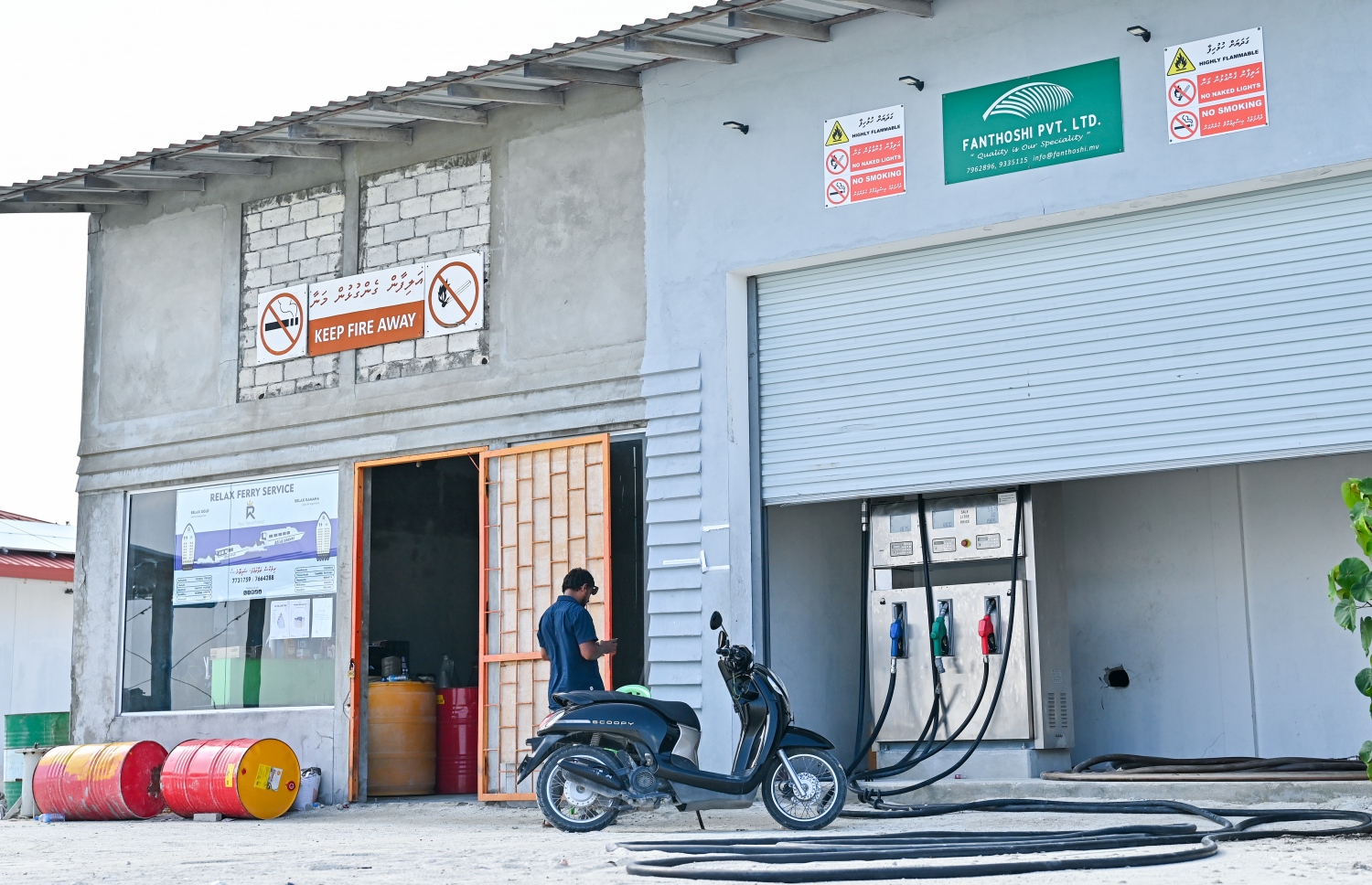 އަމިއްލައަށް ބޯޓު ބަނދެ ތެލުގެ ވިޔަފާރި ފުޅާ ދާއިރާއެއްގައި ކުރަމުން އަންނަ، ތ. ވޭމަންޑޫ އަހްމަދު ނައީމް (ނައީމްބެ) އެ ރަށު ބަނދަރުމަތީ ހިންގާ ފިއުލް ޝެޑް. -- ފޮޓޯ: ފަޔާޒް މޫސާ/މިހާރު