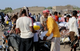 Displaced Yemenis receive humanitarian aid provided by Yemeni expatriates in the US, during the Muslim fasting month of Ramadan in the al-Khokha area south of the western Hodeida Governorate on March 12, 2024. -- Photo: Khaled Ziad / AFP