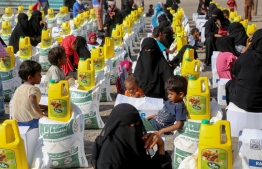 Displaced Yemenis receive humanitarian aid provided by Yemeni expatriates in the US, during the Muslim fasting month of Ramadan in the al-Khokha area south of the western Hodeida Governorate on March 12, 2024. -- Photo: Khaled Ziad / AFP