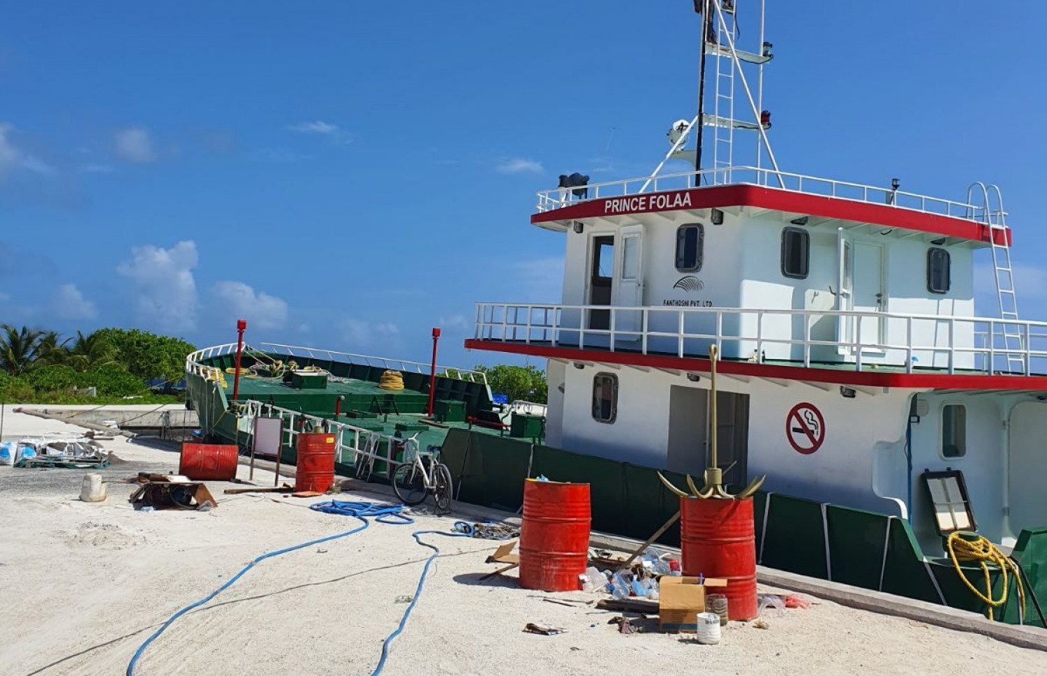 އަމިއްލައަށް ބޯޓު ބަނދެ ތެލުގެ ވިޔަފާރި ފުޅާ ދާއިރާއެއްގައި ކުރަމުން އަންނަ، ތ. ވޭމަންޑޫ އަހްމަދު ނައީމް (ނައީމްބެ) އަމިއްލައަށް ބަނދެ މިހާރު ބޭނުންކުރަމުން އަންނަ ތެޔޮ ބޯޓު.