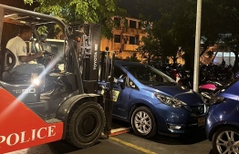 Towing of a vehicle parked unlawfully on the streets of Male' last night -- Photo: Maldives Police Service