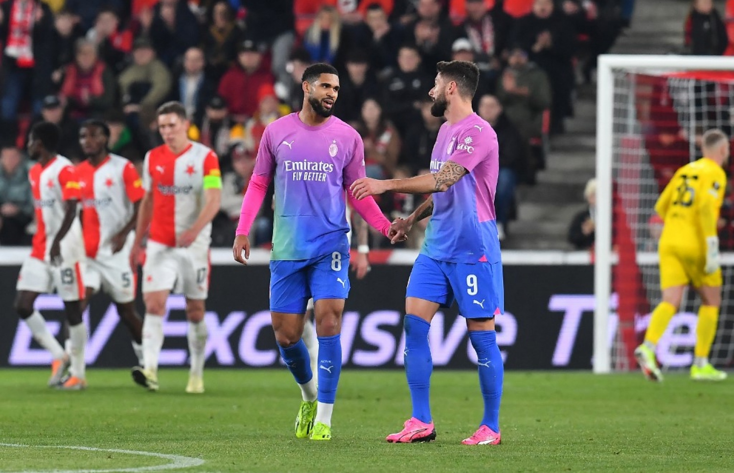 އޭސީ މިލާނަށް ގޯލެއް ޖެހުމަށް ފަހު ލޮފްޓަސް ޗީކް (ވ).-- ފޮޓޯ: އޭއެފްޕީ