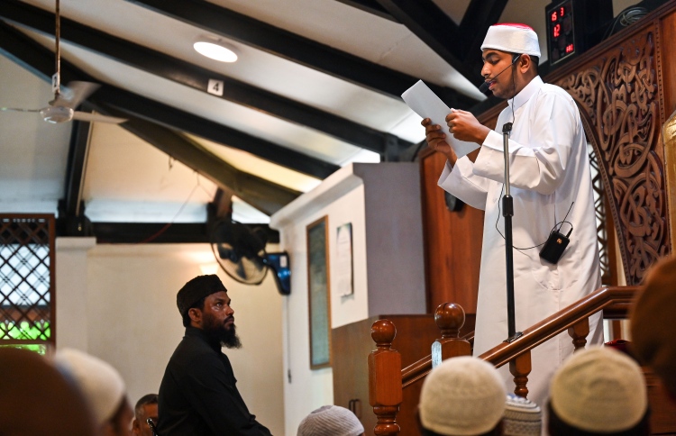 12 މިސްކިތެއްގައި ހުކުރު ކުރީ ޒުވާން ހަތީބުން