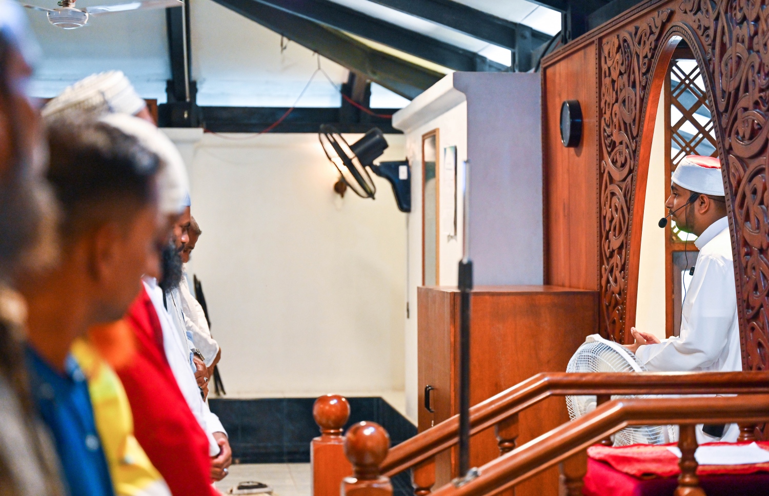 ޒުވާން ހަތީބް ޒައިން މަސްޖިދުލް އަމާނީގައި ކުރެވުނު ހުކުރު ނަމާދު ކުރުމަށް ތައްޔާރުވަނީ --- ފޮޓޯ: ފަޔާޒު މޫސާ | މިހާރު