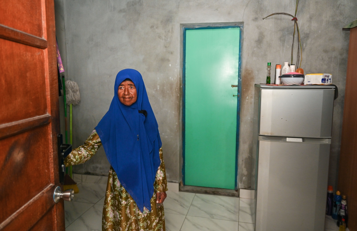 ދަރިން ނުލިބުމުގެ ބައްޔަށް އޭރު މާބޮޑު ފަރުވާއެއް ލިބެން ނެތަސް އަތު ޖެހުނު ދިވެހި ބޭހުން ފަރުވާ ހޯދި. ހދ. ވައިކަރަދޫގައި 40 ދުވަސް ފަރުވާގައި ދެމަފިރިން ހޭދަކުރުމަށް ފަހު އެނބުރި ރަށަށް އަންނަން ޖެހުނީ ނާއުއްމީދާ އެކު. އޭނާ ބުނި ގޮތުގައި ދެ ދަތުރުން އެނގުނީ އެ ދެމަފިރިންގެ ދިރިއުޅުމާ ނުރުހޭ ބަޔަކު ސިހުރު ހެދިކަން.